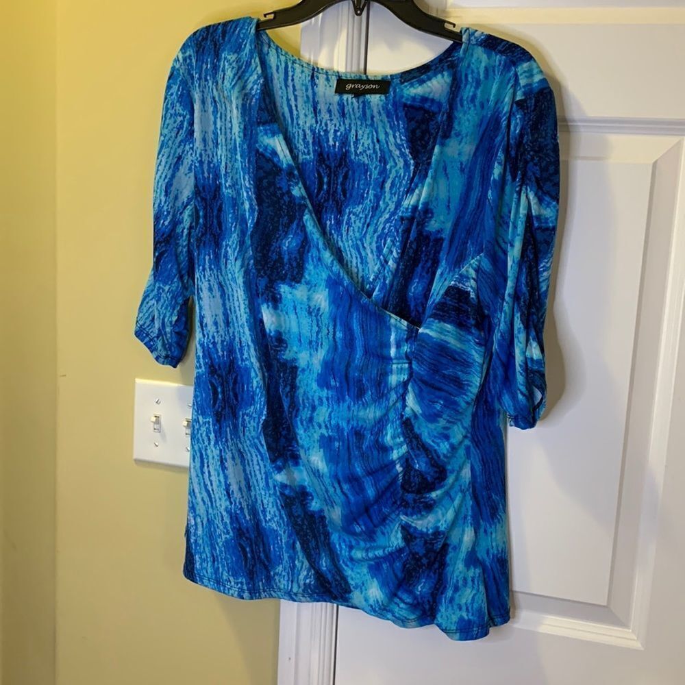 Grayson Size XL Beautiful blue and black blouse with front & sleeve ruching